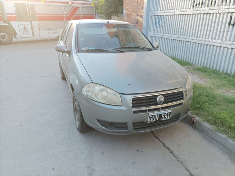Bomberos intervinieron en el principio de incendio de un auto