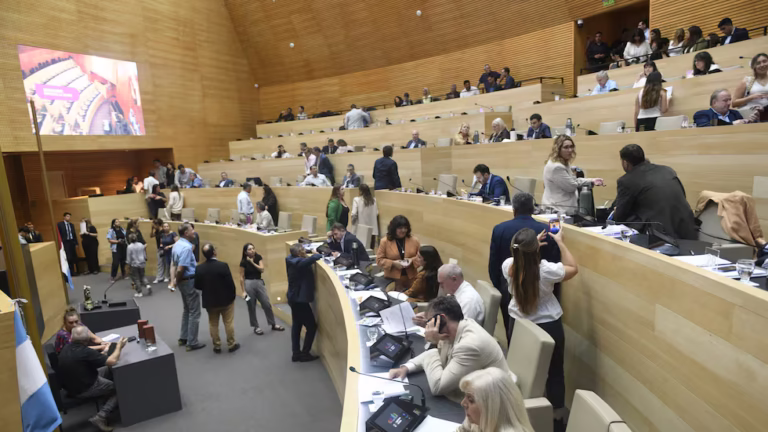 Cuántos y quiénes son los asesores contratados que tiene la Unicameral
