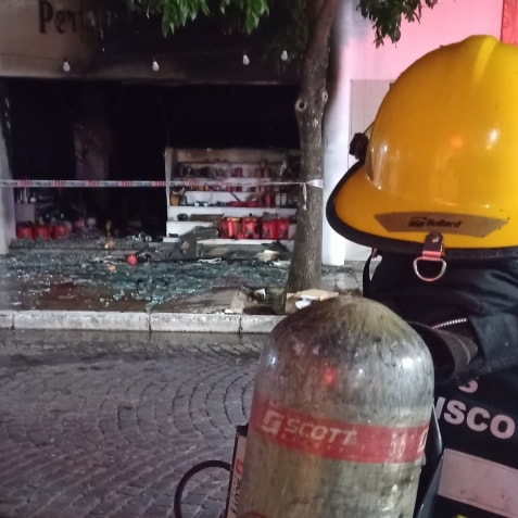 Cuatro dotaciones trabajaron para controlar el incendio de una perfumería