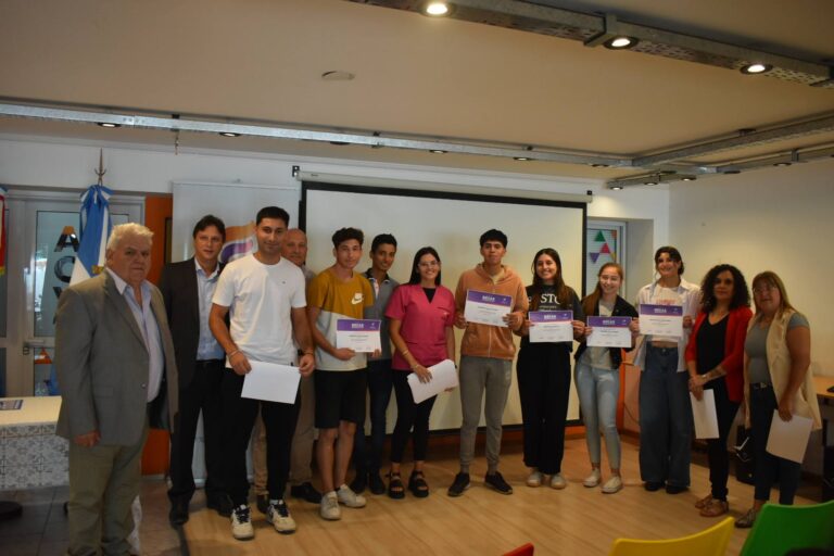Frontera entregó más de 50 becas municipales a estudiantes