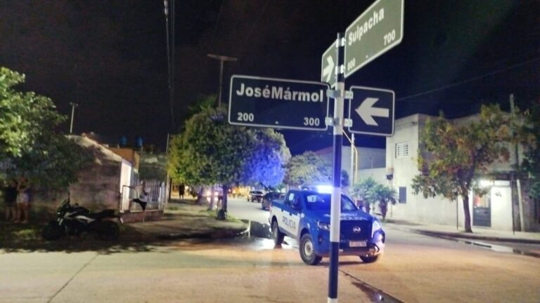 Choque entre camioneta y motocicleta en B° Hospital