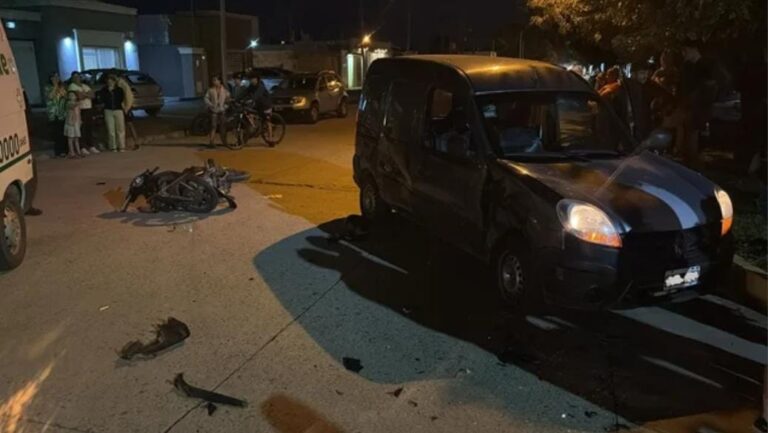 Adolescente resultó herido tras el choque de una moto y una camioneta