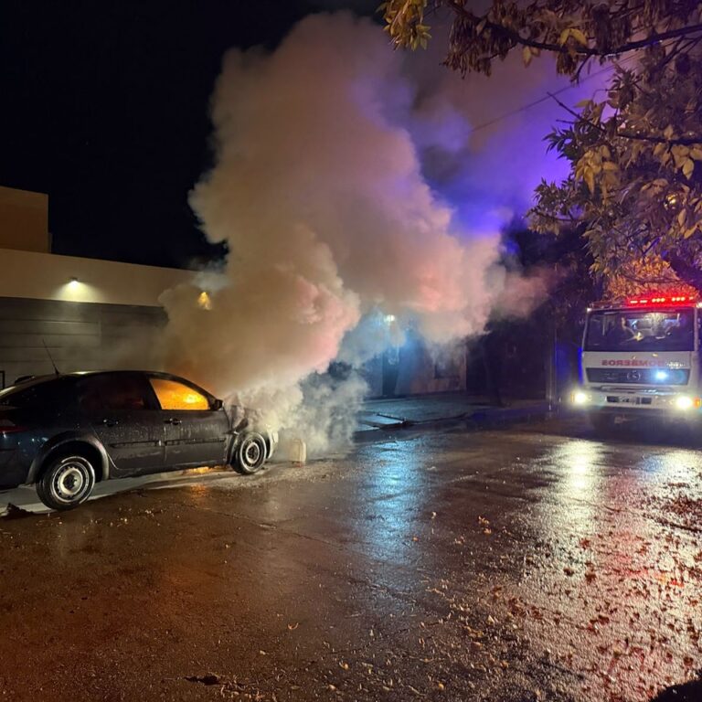 Incendio de auto sobre calle Marconi