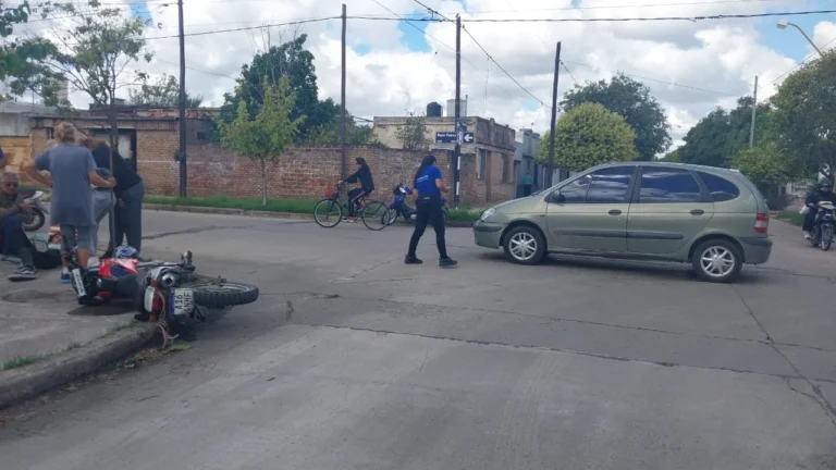 Motociclista sufrió una fractura en un choque en barrio Roca