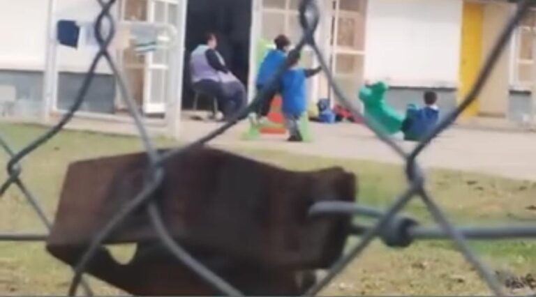 Denuncian maltrato a un niño en un Jardín de Infantes de barrio Acapulco