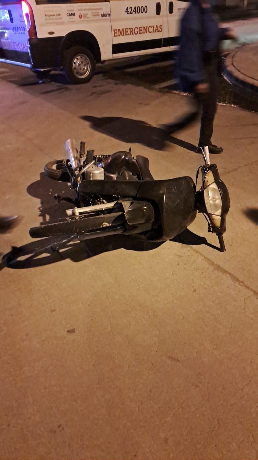 Choque entre una moto y un auto deja a una mujer con fracturas – Radio ...