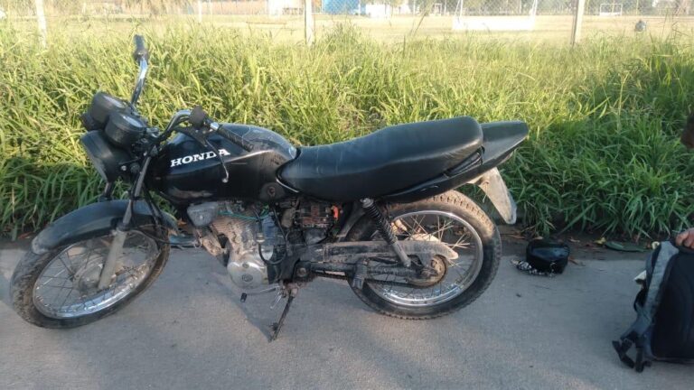 Secuestraron una moto por múltiples infracciones en barrio Parque