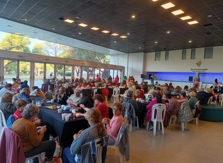 Más de 130 mujeres se unieron en el Superdomo para abrigar con solidaridad