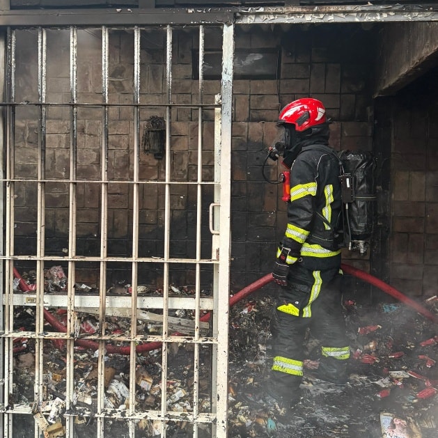 Arduo trabajo de Bomberos en incendio generalizado de una casa