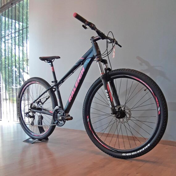 Bicicleta Raleigh Mojave 2 0 negra con rosa 12 570x570