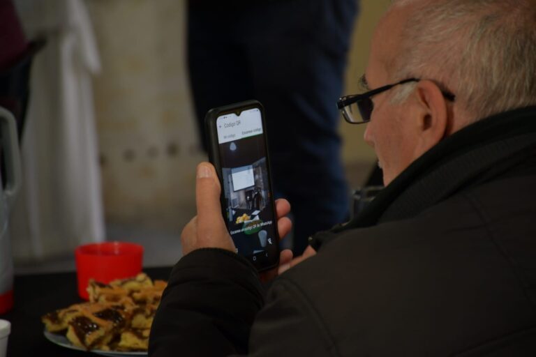 Adultos mayores aprenden a usar apps municipales