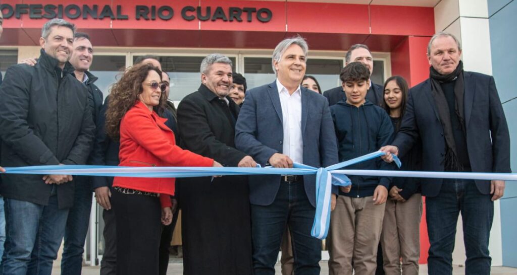Río Cuarto: Llaryora inauguró la escuela con orientación en tecnología aplicada al agro