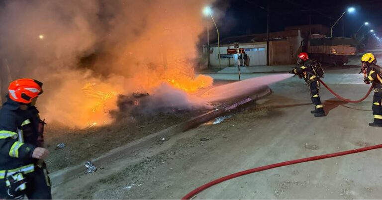 Bomberos trabajaron en el incendio de un montículo de residuos