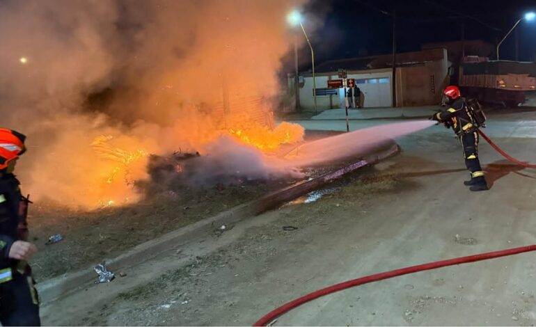 Bomberos trabajaron en el incendio de un montículo de residuos
