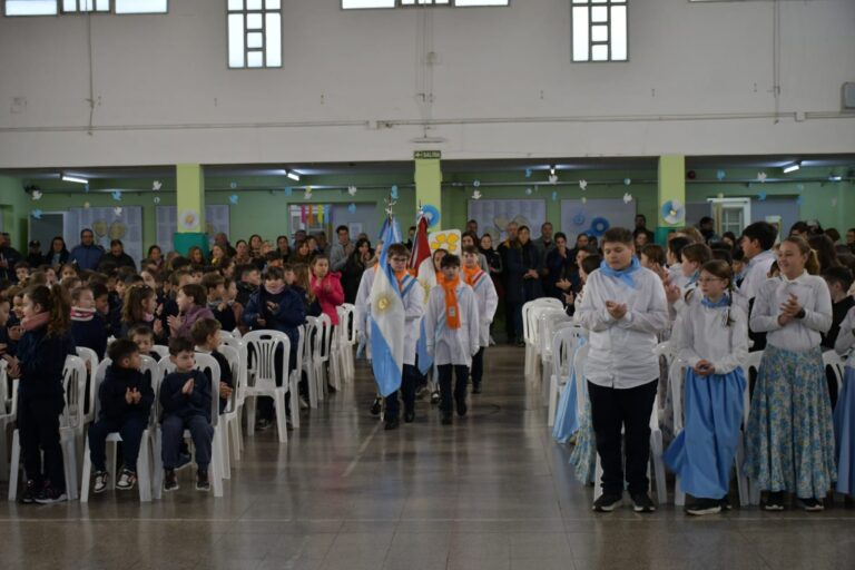 La Escuela Fava de Esteban recibió el acto del Día de la Independencia