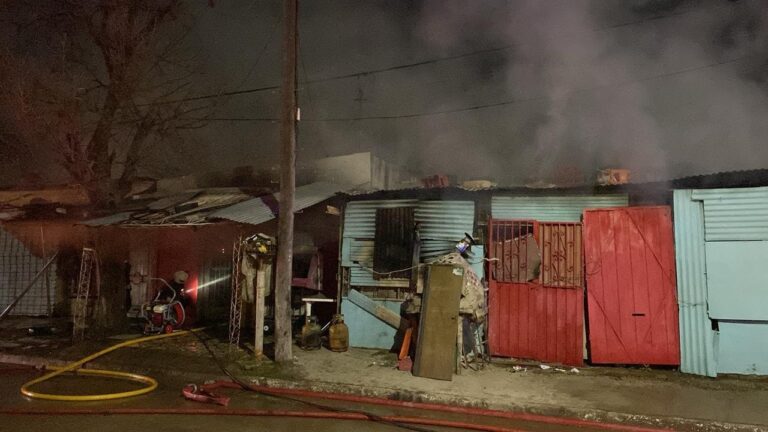 Incendio en Barrio San Cayetano: una persona fue rescatada con vida por Bomberos