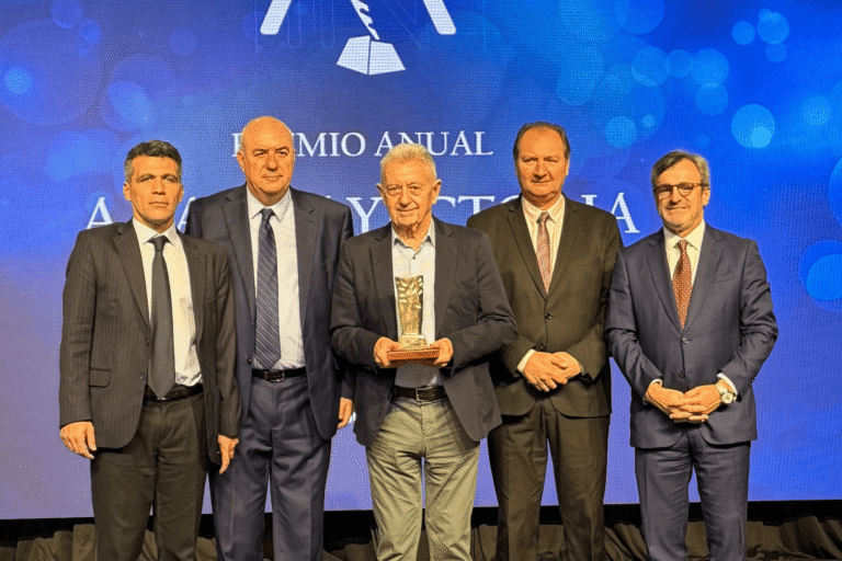 Alberto Gaviglio, Presidente de AKRON, recibió el Premio a la Trayectoria Empresaria
