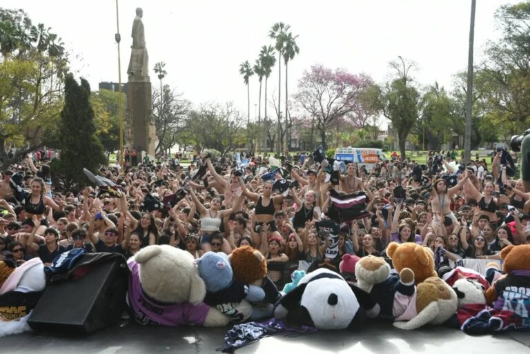 Estudiantina 2025: la Plaza Vélez Sarsfield se llenó de jóvenes en la primera jornada