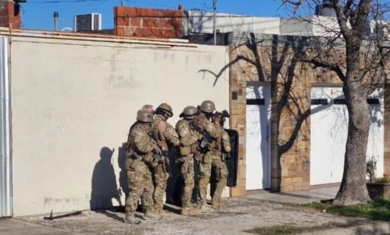 Hombre se atrincheró ante la inminente exclusión del domicilio