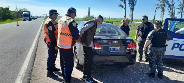 Un prófugo y dos sujetos con antecedentes fueron detenidos en el peaje de Devoto