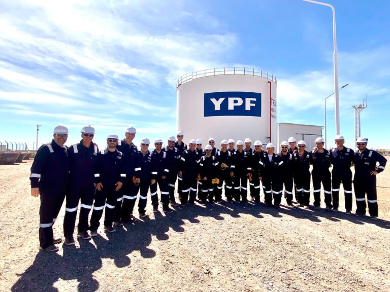 Bernarte y empresarios locales visitaron Vaca Muerta