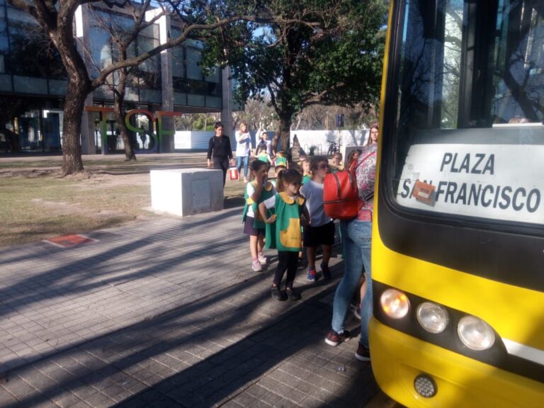 Continúan los traslados grupales gratuitos en colectivos municipales: cómo se solicitan