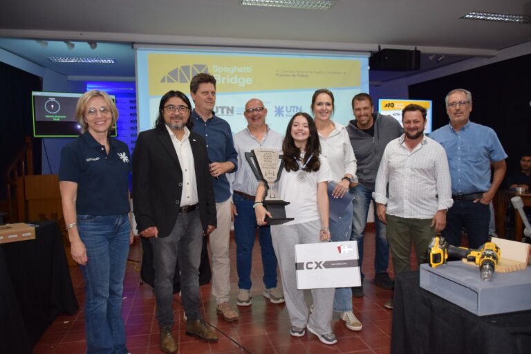 Una estudiante secundaria fue premiada en el Spaghetti Bridge