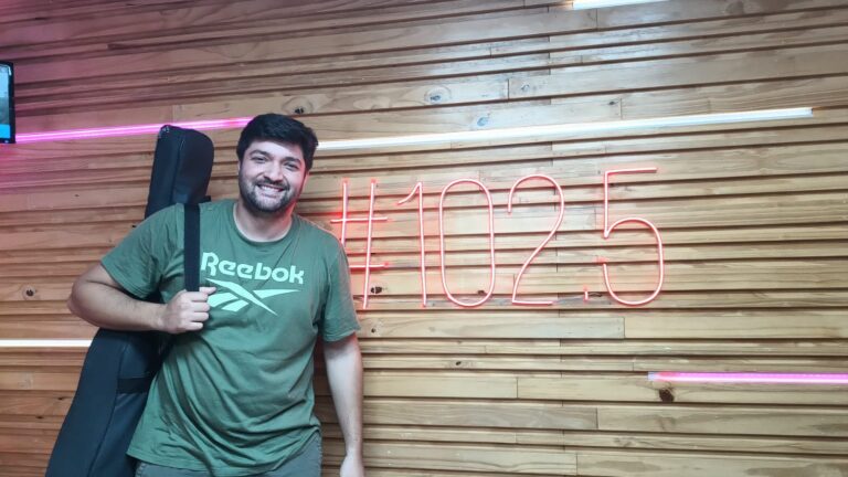 Martín Giusta, el docente que lleva la música como bandera familiar