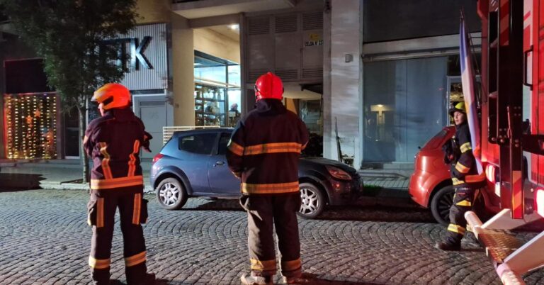 Quedaron atrapados en un ascensor y fueron rescatados por Bomberos Voluntarios