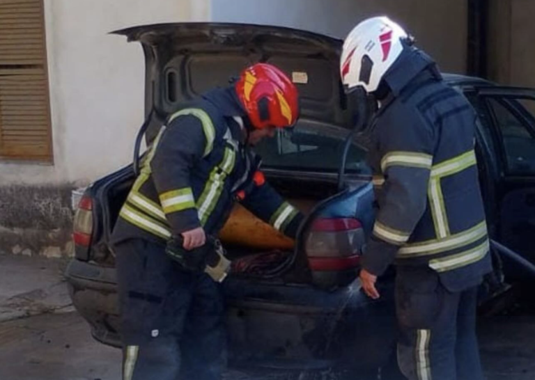 Principio de incendio en un automóvil dentro de una vivienda