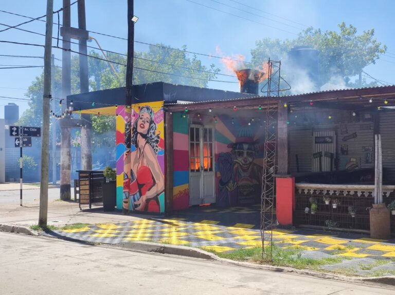Bomberos intervinieron en el incendio de una hamburguesería