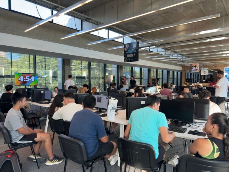 Se desarrolla en Tecnoteca un curso de verano sobre inteligencia artificial generativa para jóvenes