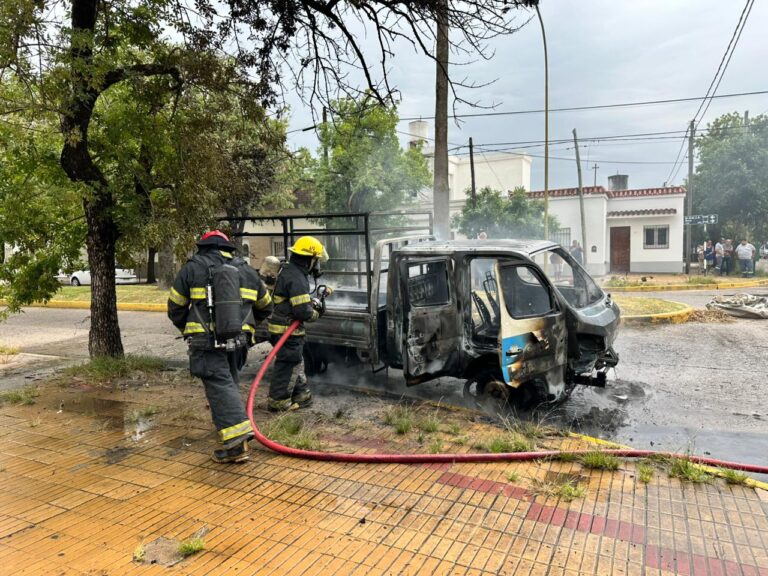 Bomberos controlaron el incendio de un camión