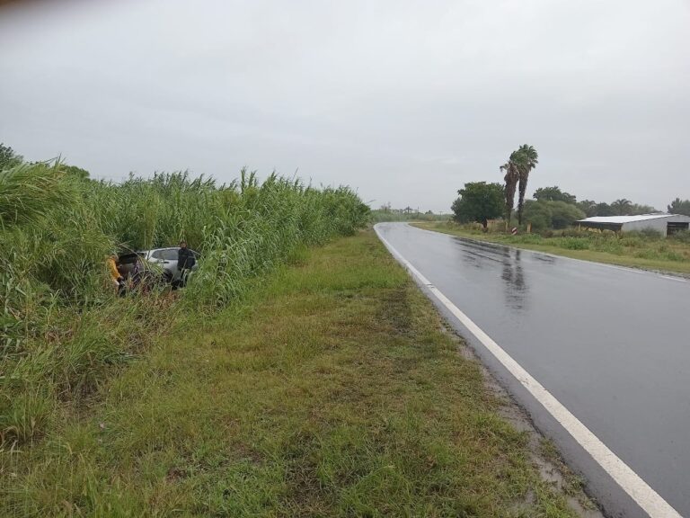 Ruta Nacional 158: despistó una camioneta a la altura de Quebracho Herrado