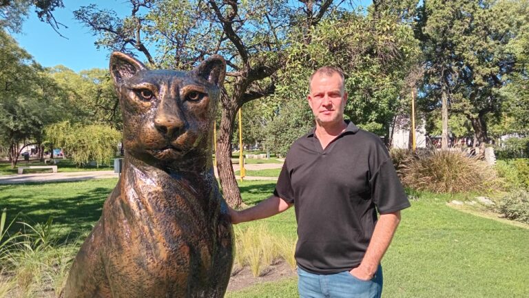 Presentaron una escultura de un puma en la Plaza Cívica
