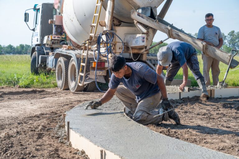 Arroyito: avanza la etapa final de las obras viales en el sector del balneario municipal
