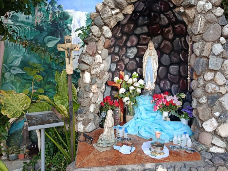 Celebran el Día de la Virgen de Lourdes con rosario y misa en el Pasaje Martín Fierro