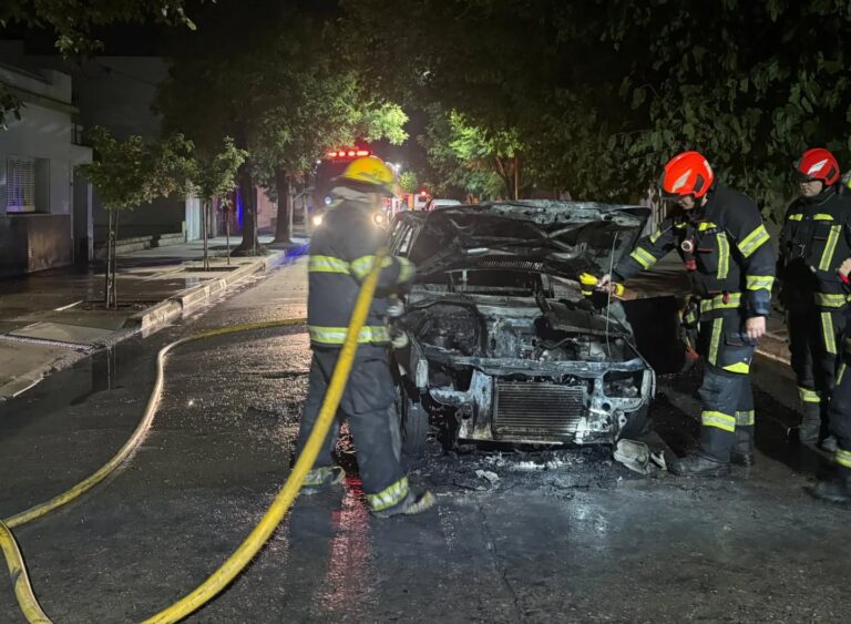 Bomberos intervinieron en dos incendios ocurridos este viernes