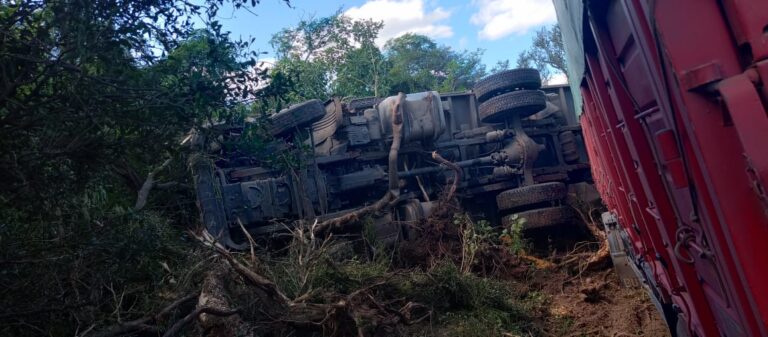 Vuelco de un camión en las cercanías de Quebracho Herrado