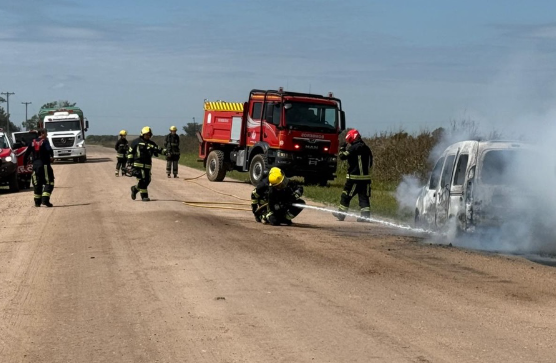 Plaza Luxardo: una camioneta se incendió por completo en el sector del arenado