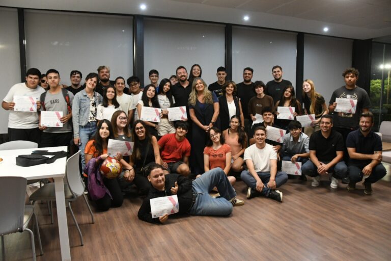 Finalizó el taller de IA Generativa destinado a adolescentes en la Tecnoteca