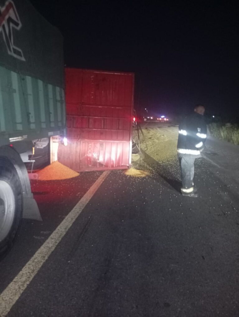 Autopista 19: Un camión volcó su carga a la altura de La Francia
