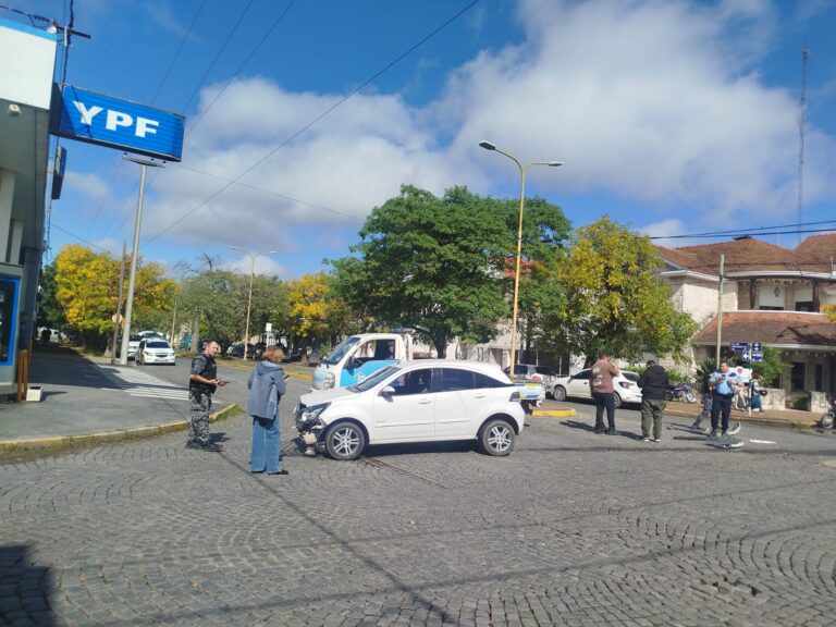 Accidente de tránsito: móvil policial involucrado y una mujer herida