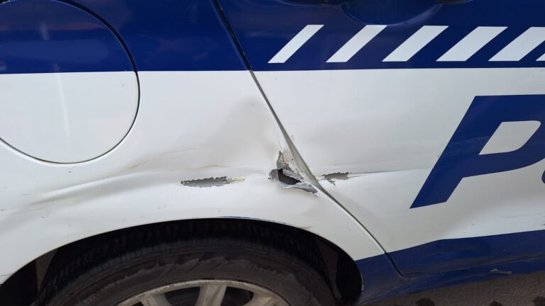 Un móvil policial chocó contra una camioneta municipal mal estacionada