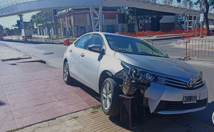 Perdió el control en la rotonda y chocó contra un cesto de basura