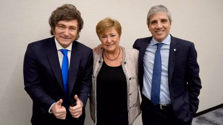 A pesar de los reclamos del FMI, el Gobierno no planea modificar Ganancias ni el Monotributo