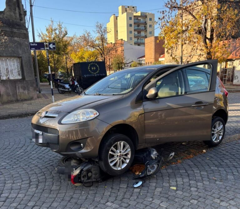 Accidente en barrio Catedral: una motociclista herida tras chocar con un auto
