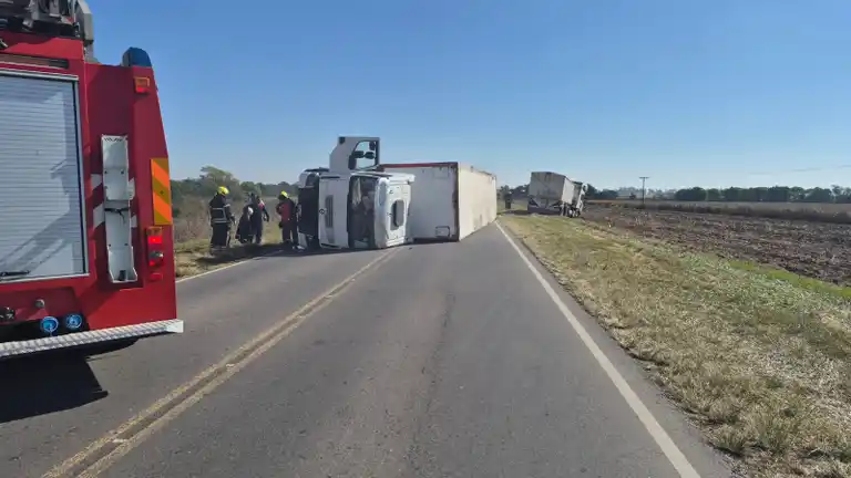 Ruta 13: un camión quedó tumbado en el asfalto tras un fuerte choque