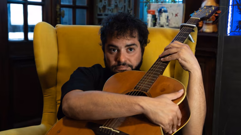 El humorista Homero Pettinato lanza su primer disco: “Posponía mis canciones por miedo”