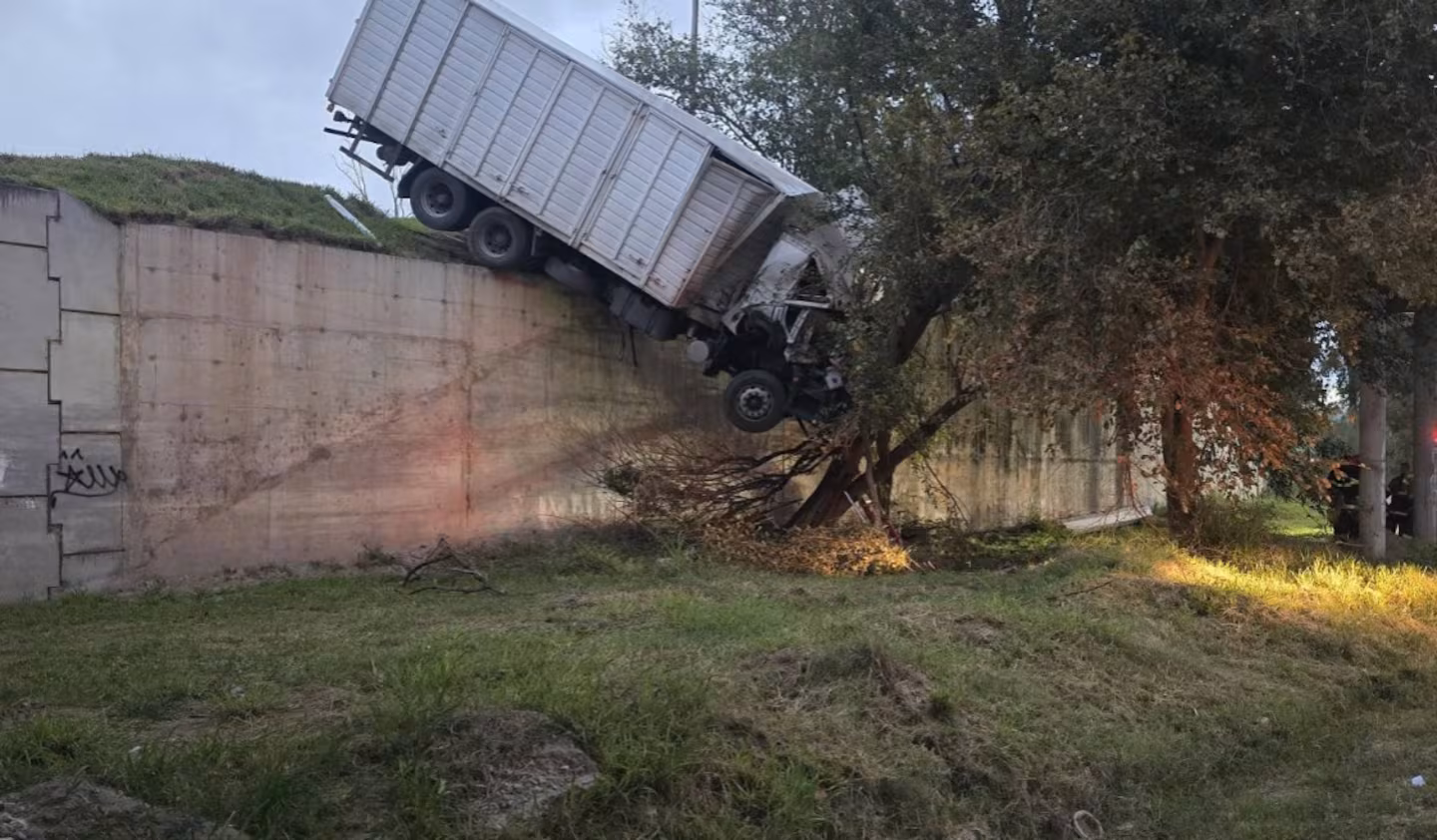 Uno de los vehiculos estuvo a punto de caer varios metros 2O6PFXJTBBHD7KU2LCZXPSAXEA.png